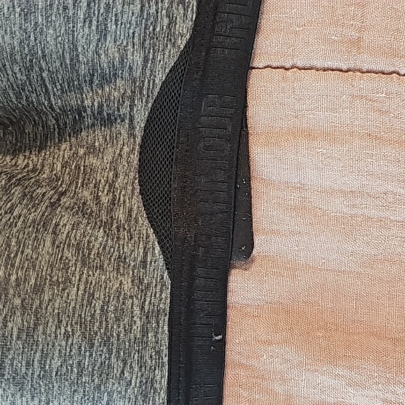 Under Armour Sports Bra 32D - Picture 3 of 3